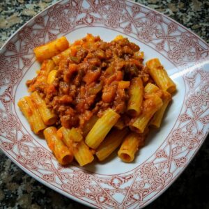 RIGATONI BIO CON CON SUGO DI SPUNTATURE DI MAIALE DI RAZZA MANGALICA