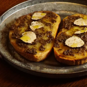 BRUSCHETTA CON PROVOLA AFFUMICATA