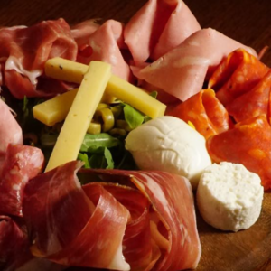 TAGLIERE DI SALUMI E FORMAGGI ITALIANI